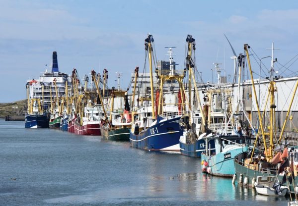 Vissersboten aan kade visserij IJPOS
